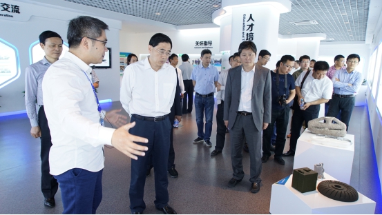 王立成向王林副市长介绍3D打印技术及产品
